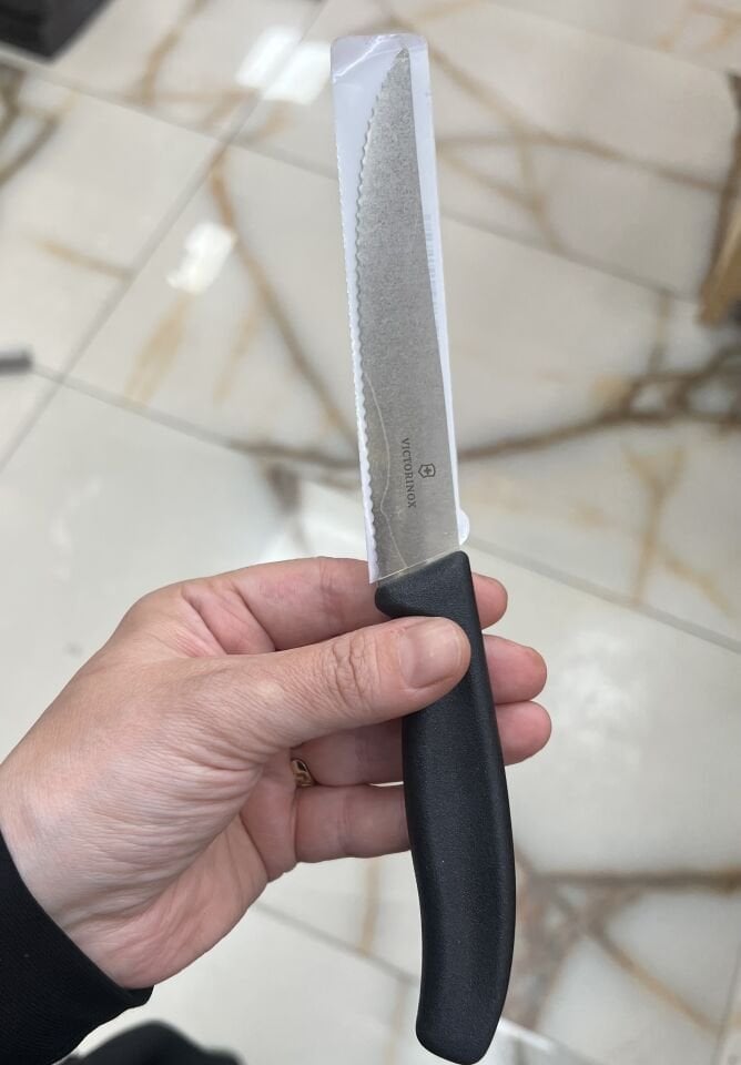 7933- VICTORINOX TIRTIKLI STEAK BIÇAK