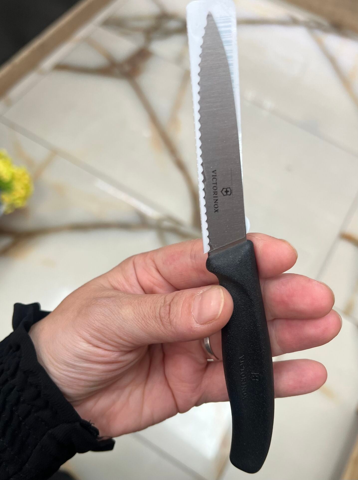 7633- VICTORINOX 9 CM TIRTIKLI BIÇAK