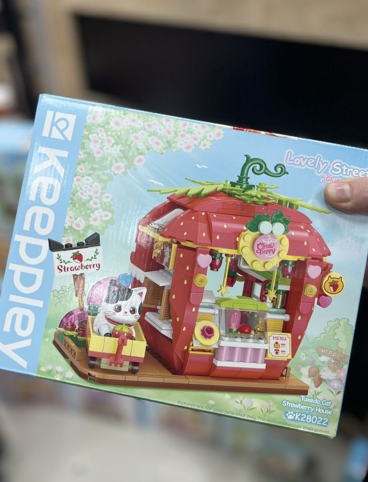 8022- Yapboz Çilek Dükkan 350 PARÇA