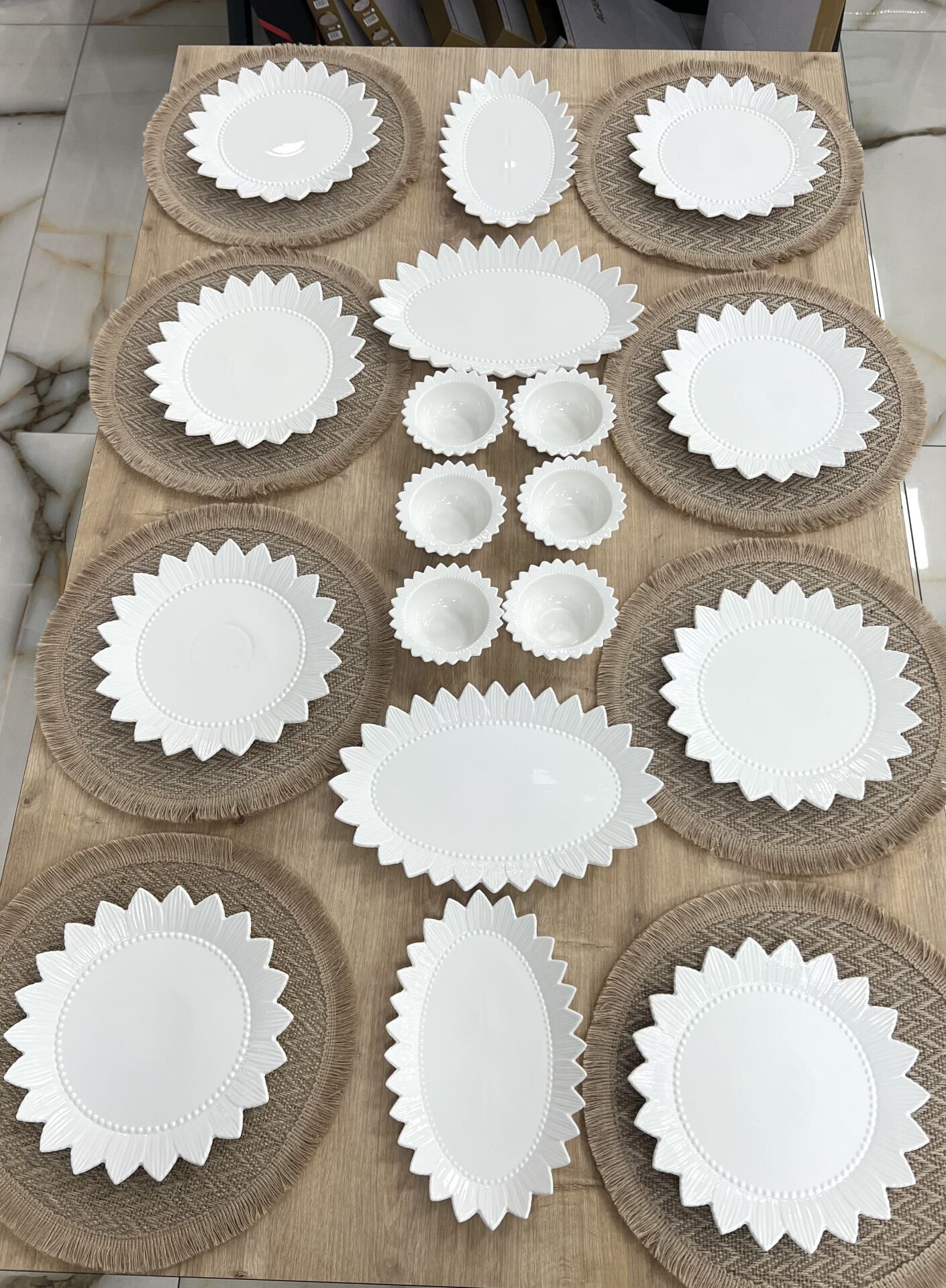 8 KİŞİLİK 18 PARÇA  PORSELEN KAHVALTI TAKIMI